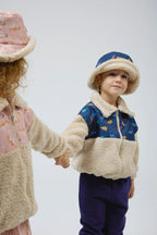 Miela Kids Dinoland bej teddy ceket ve dinozor desenli şapka, model üzerinde