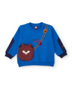 Takımın mavi sweatshirti önden; kunduz yüzlü çanta cebi, Good Wood baskısı ve yol şeridi görünüyor.
