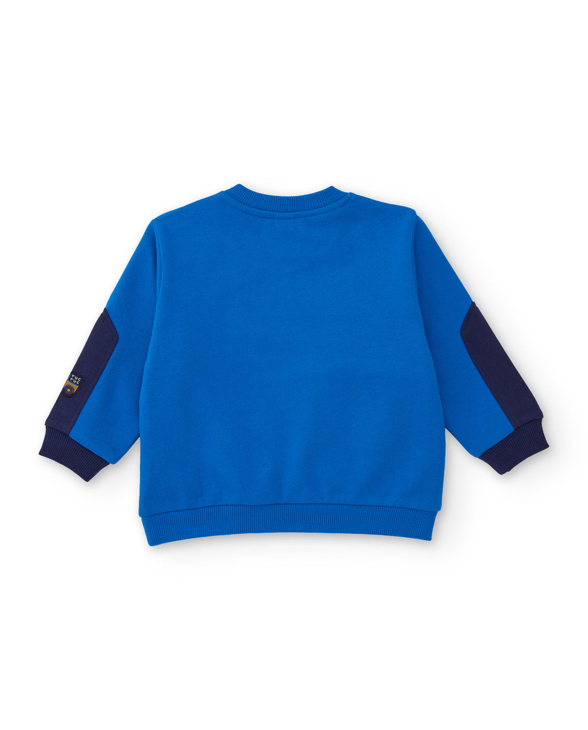 Takımın mavi sweatshirti arkadan; lacivert kol panelleri ve kolda küçük traktör rozeti görünüyor.