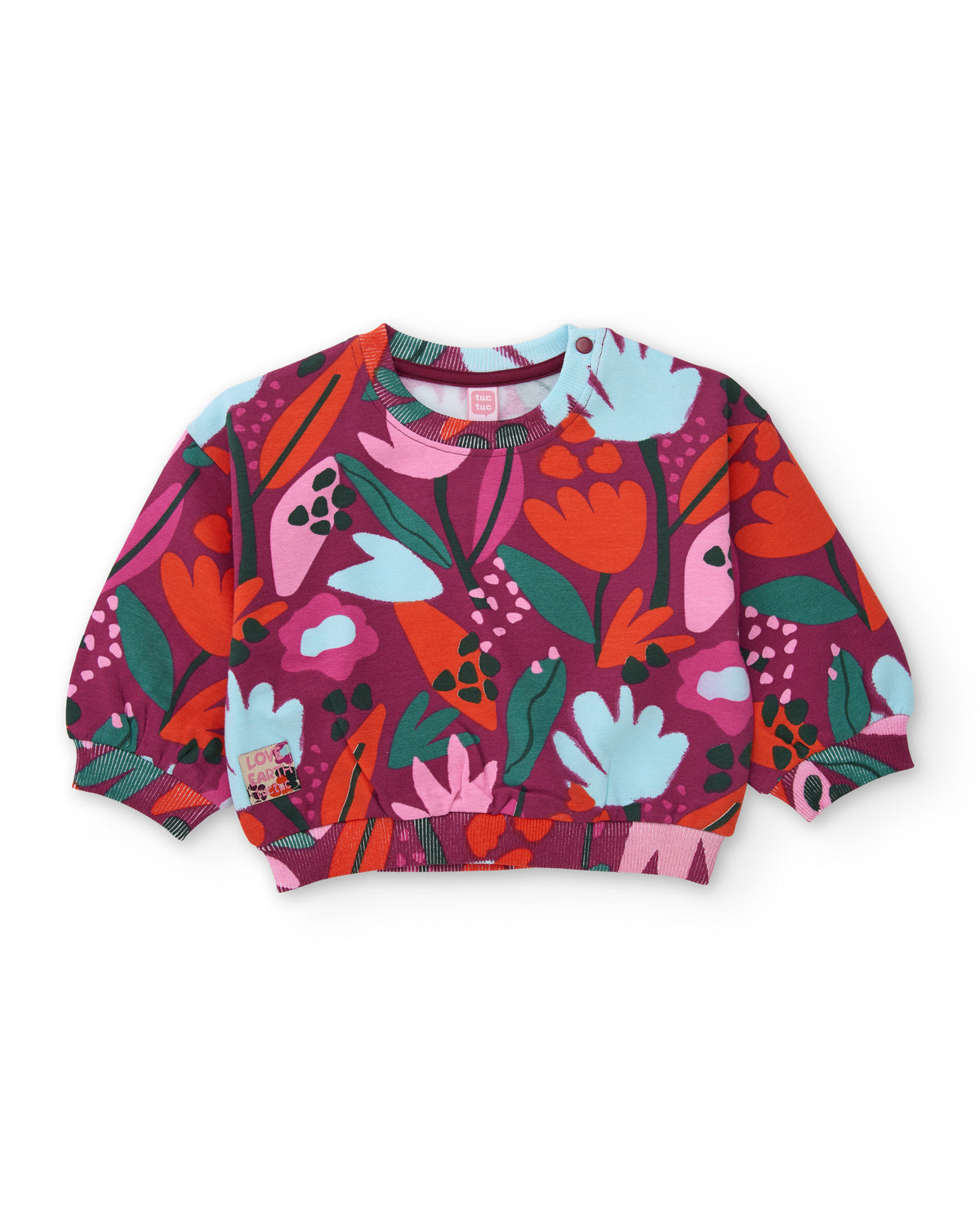 Takımın çiçek desenli crop sweatshirti önden; büzgülü etek ucunda Love Earth etiketi görünüyor.
