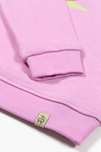 BeetleBeez pembe sweatshirtün ribanalı manşeti, etek bandı ve etiketi, yakın çekim