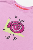 BeetleBeez pembe sweatshirtün Be Bold salyangoz baskısı ve yakası, yakın çekim