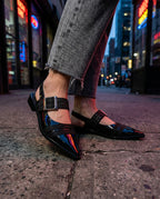 Siyah rugan görünümlü Melissa kadın ayakkabı, tokalı bant detaylı sivri burun slingback model.