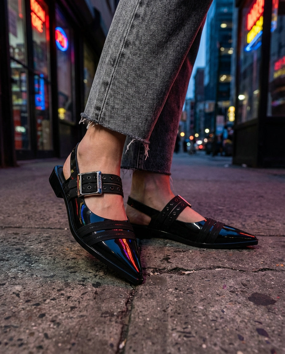 Siyah rugan görünümlü Melissa kadın ayakkabı, tokalı bant detaylı sivri burun slingback model.
