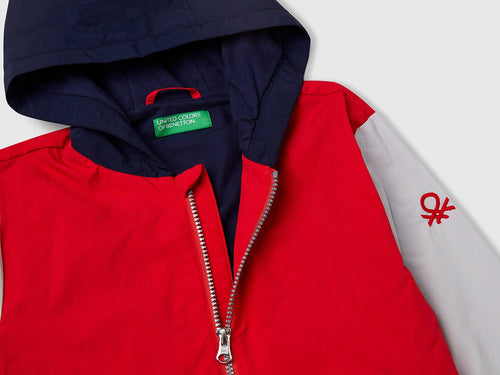 Benetton Erkek Çocuk Kırmızı Mix Kolu Logo Detaylı Astarlı Kapüşonlu Yağmurluk