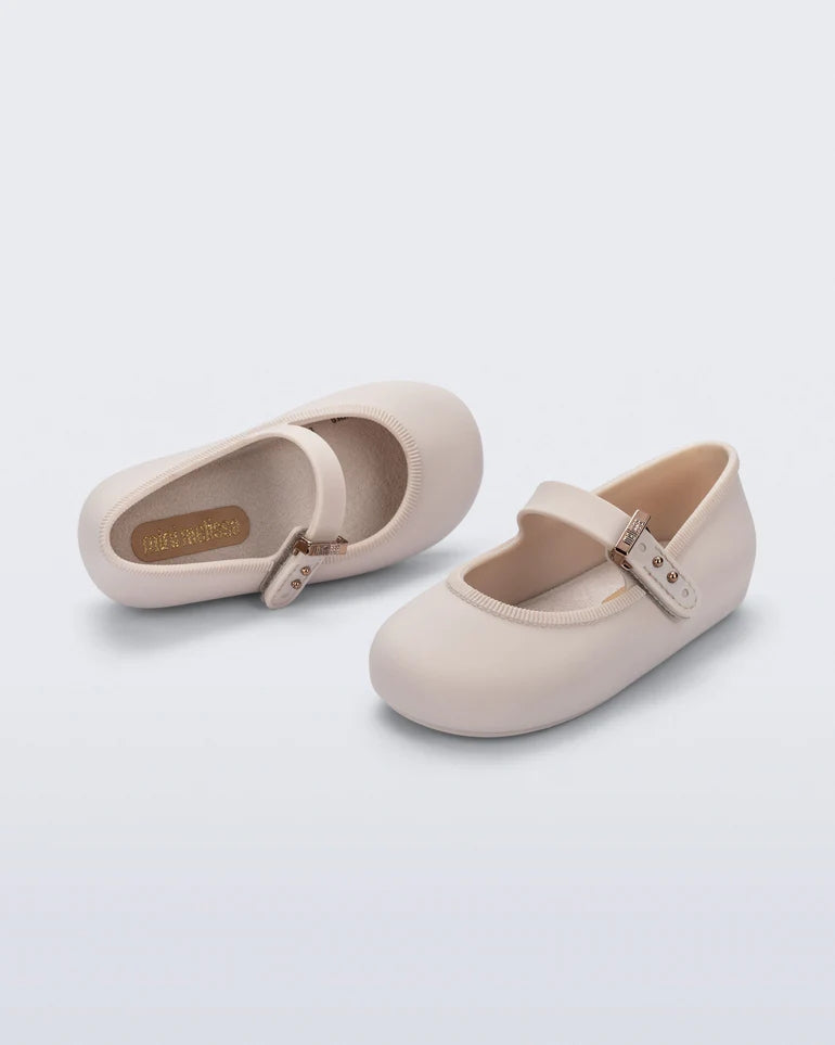 Mini Melissa Soft Ballerina BB bej çocuk balerin ayakkabı çapraz çift görünüm, minimalist şık tasarım ve konforlu iç taban