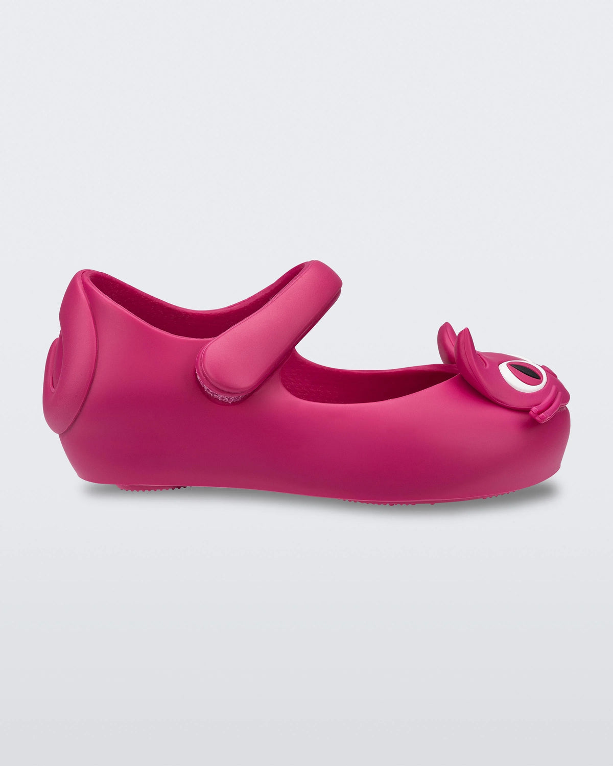 Mini Melissa Ultragirl fuşya babet, burnundaki 3 boyutlu kedi yüzü aplikesiyle önden görünüyor.