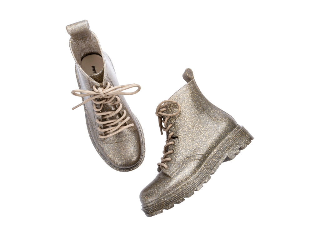 Mini Melissa Coturno INF pearly green üstten görünüm, bağcıklı çocuk bot modeli, parlak sim efektli
