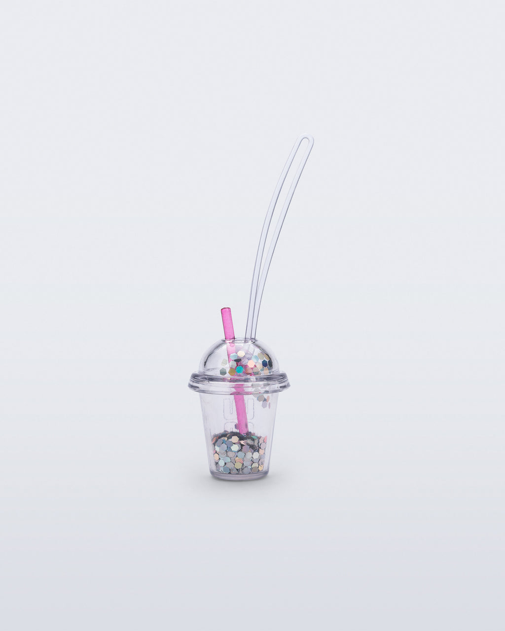 İçi büyük holografik simlerle (glitter) dolu şeffaf Melissa Drink Charm detay görünümü