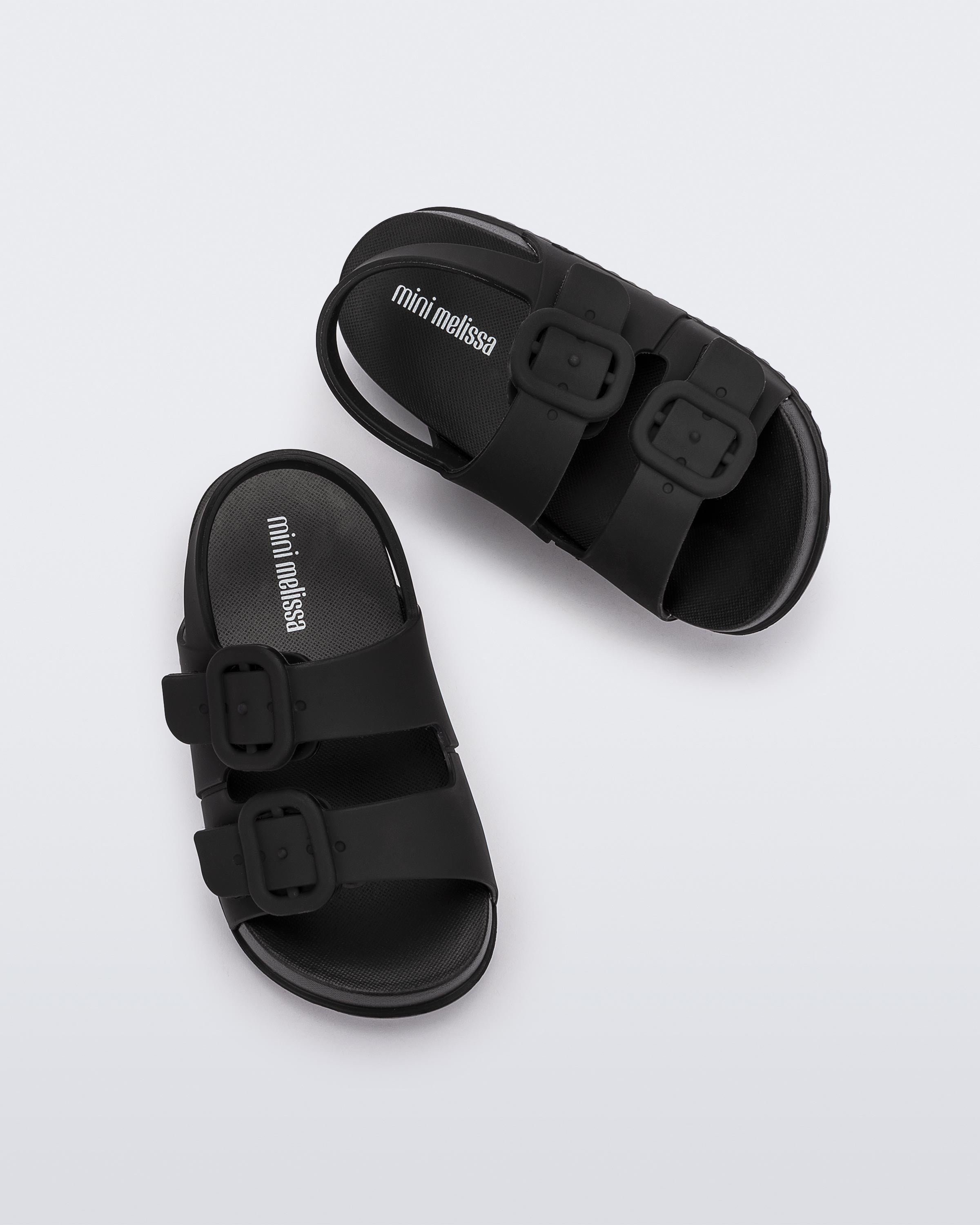 Mini Melissa Cozy Sandal siyah renk üstten görünüm, çocuk ayak anatomisine uygun geniş kalıp, terletmeyen siyah iç taban ve çift tokalı şık model.