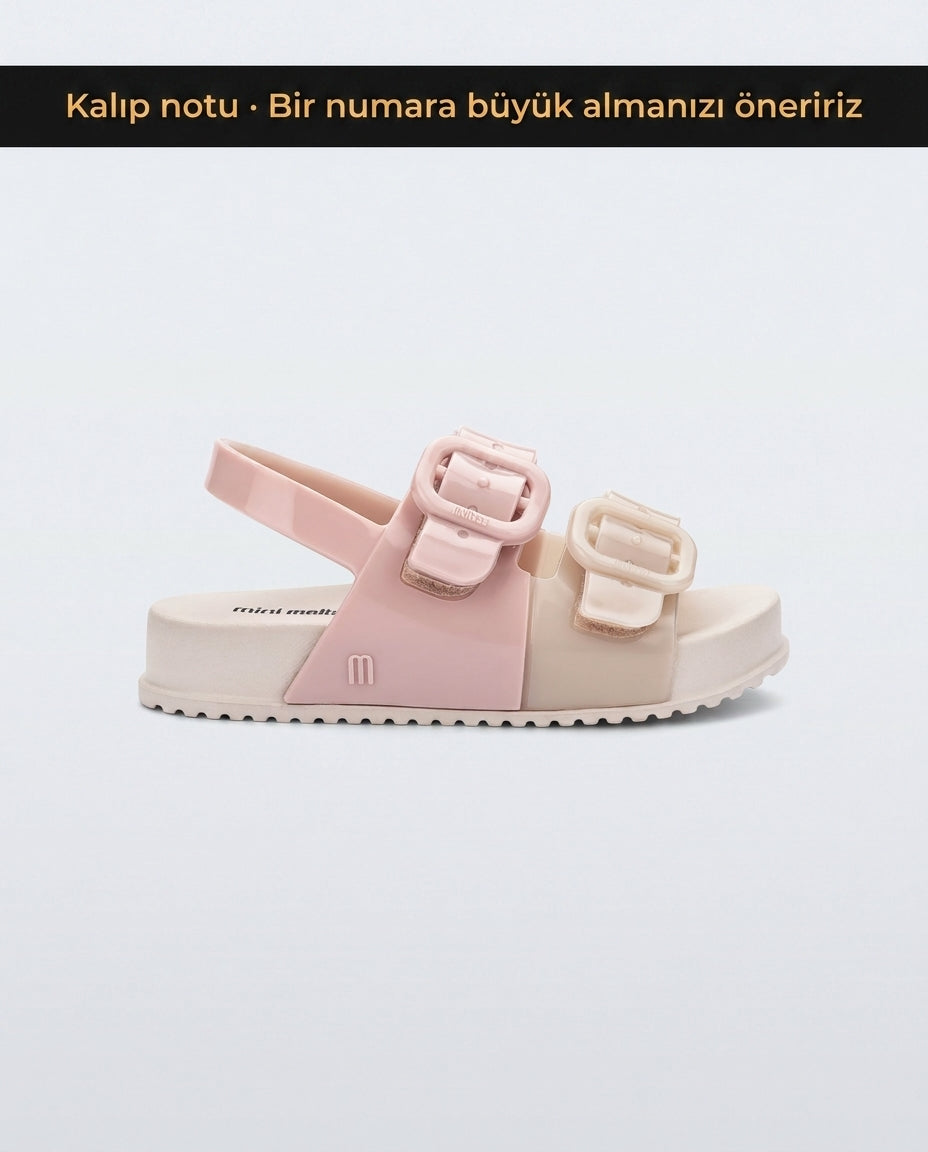 Mini Melissa Cozy Sandal Baby yan görünüm, pudra pembe ve krem renkli kalın tabanlı kız çocuk sandalet, tokalı görünümlü cırtlı pratik kapama detayı.