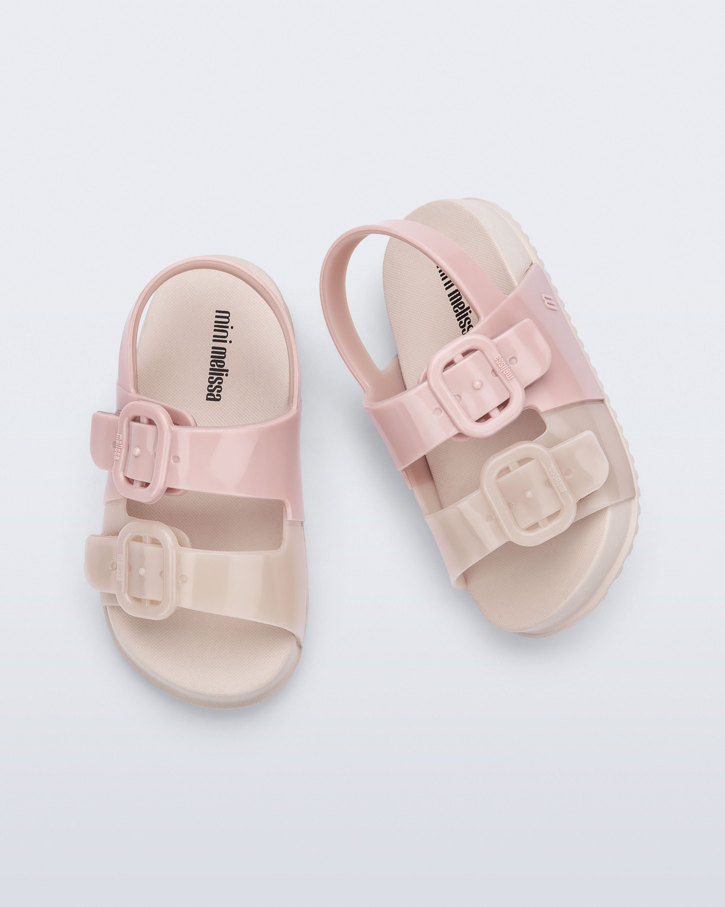 Mini Melissa Cozy Sandal üstten görünüm, çocuk ayak anatomisine uygun geniş kalıp, terletmeyen iç taban ve kaydırmaz özellikli şık yazlık ayakkabı.