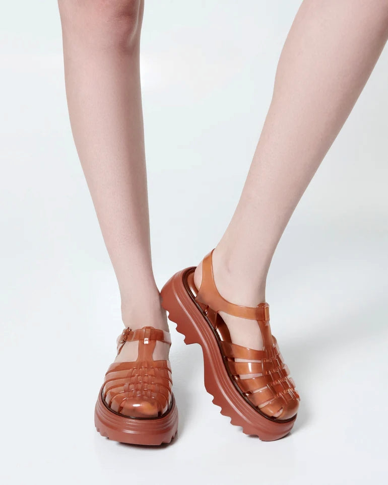 Melissa Possession Platform II Transparent Brown kadın jelly sandalet platform tasarım yandan manken ayak görünümü