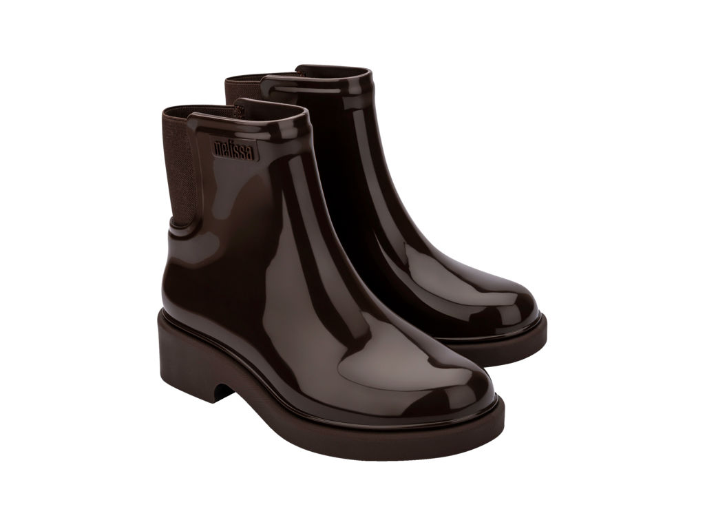 Melissa Chelsea Boot Dark Brown çift bot – önden görünüm, modern Chelsea stili ve parlak yüzey.