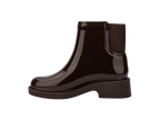 Melissa Chelsea Boot Dark Brown – diğer yan açıdan görünüm, elastik bilek paneli ve sofistike parlak yüzey.