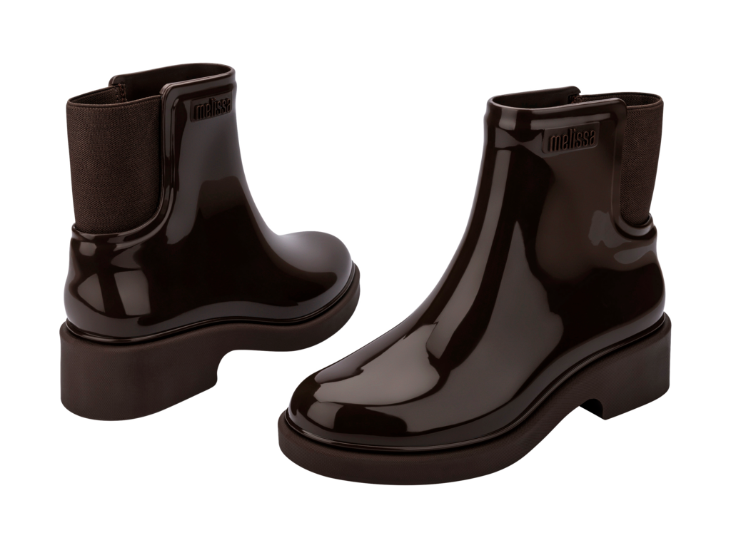 Melissa Chelsea Boot Dark Brown – çift bot arkadan görünüm, modern tasarım ve konforlu yapı.