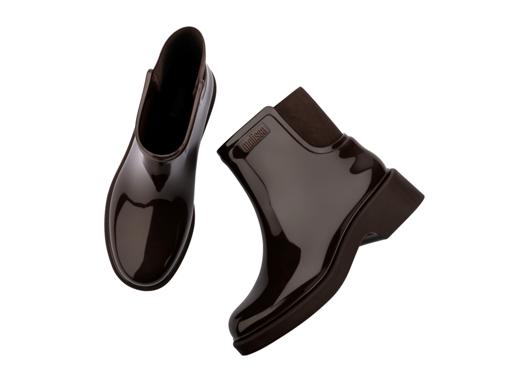 Melissa Chelsea Boot Dark Brown kadın bot – üstten görünüm, parlak yüzey ve elastik bilek detaylarıyla şık tasarım.
