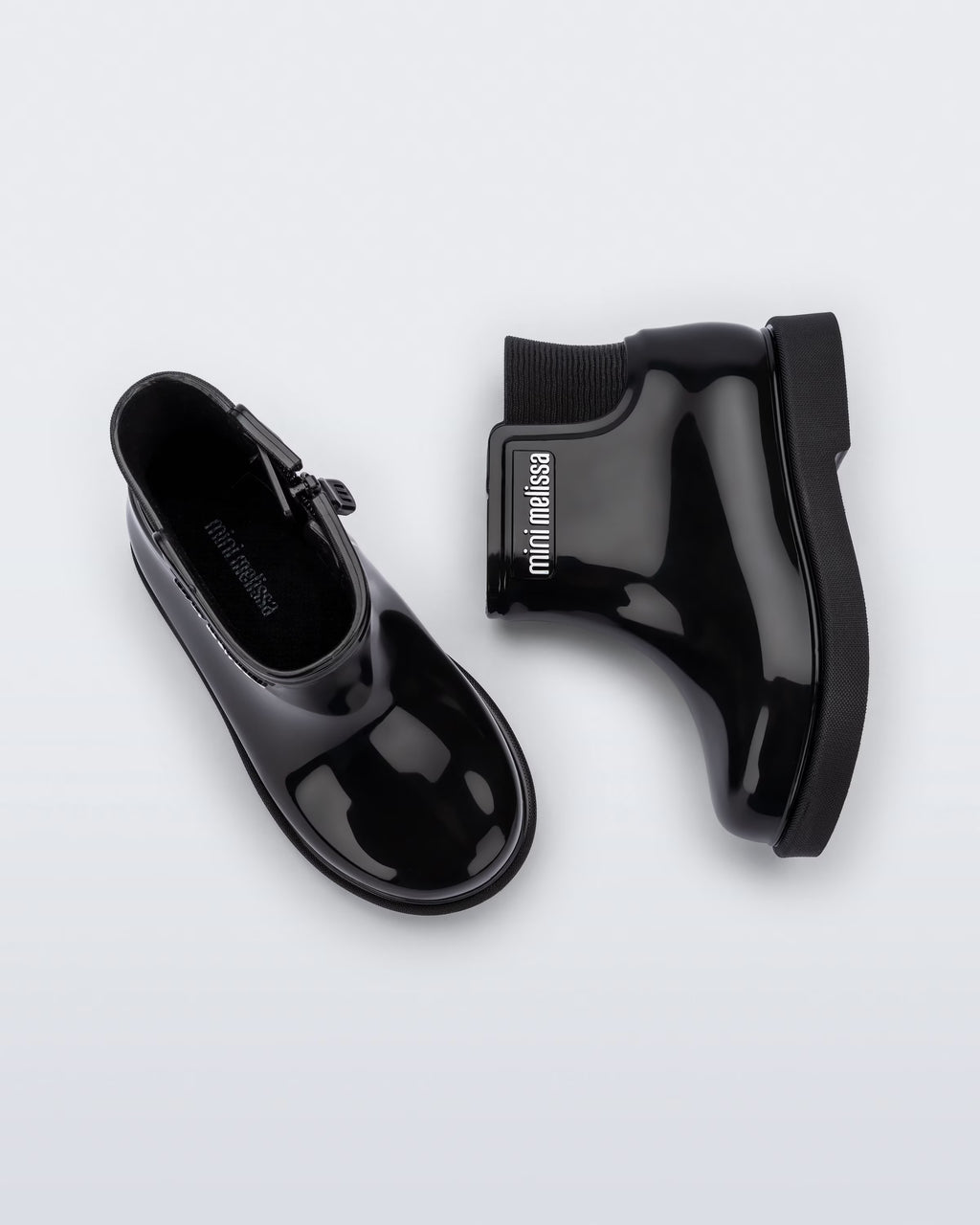 Mini Melissa Chelsea Boot II botun iç fermuar ve taban detayı yakın planda görünüyor.
