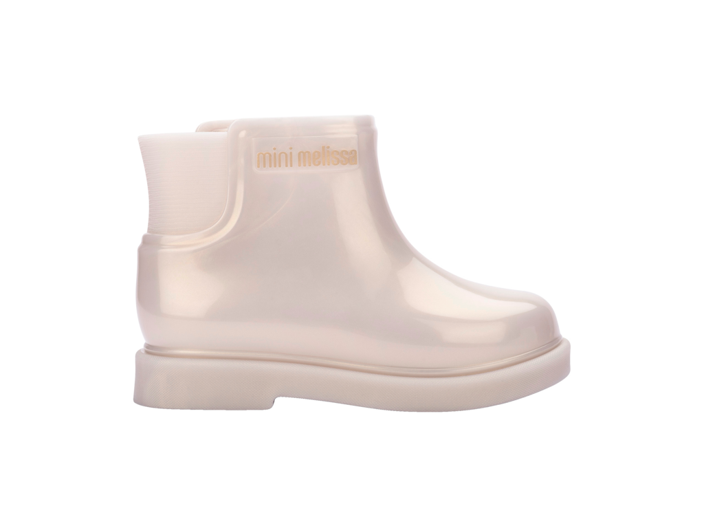 Mini Melissa Chelsea Boot II BB bej yandan görünüm, zamansız chelsea bot stili, Mini Melissa kalitesi, şehir şıklığı