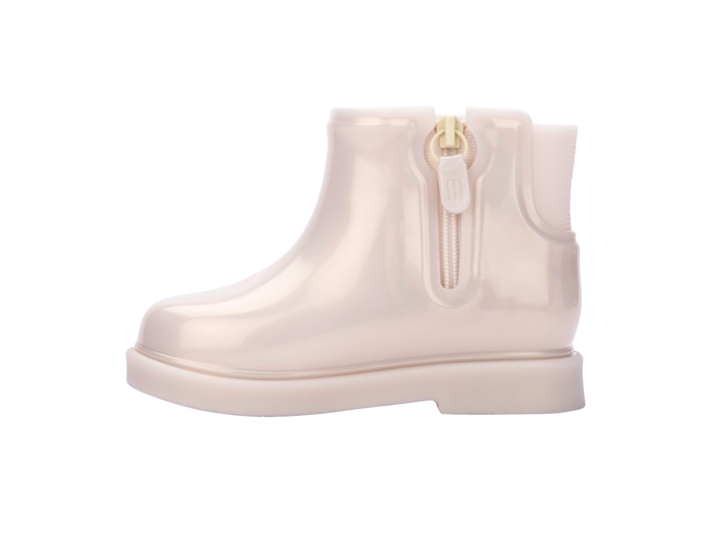 Mini Melissa Chelsea Boot II BB bej fermuarlı yan görünüm, kolay kullanım sağlayan fermuar detayı, modern ve sade tasarım