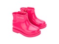 Mini Melissa Chelsea Boot II BB Pembe Çocuk Bot – Ön yan açıdan çift görünüm, parlak pembe renk, günlük kullanım ve yağmurlu günler için uygun, çocuk dostu fermuarlı tasarım