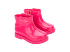 Mini Melissa Chelsea Boot II BB Pembe Çocuk Bot – Ön yan açıdan çift görünüm, parlak pembe renk, günlük kullanım ve yağmurlu günler için uygun, çocuk dostu fermuarlı tasarım