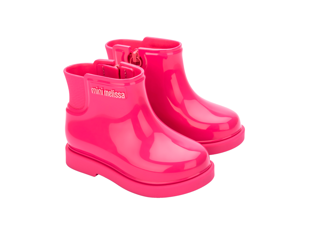 Mini Melissa Chelsea Boot II BB Pembe Çocuk Bot – Ön yan açıdan çift görünüm, parlak pembe renk, günlük kullanım ve yağmurlu günler için uygun, çocuk dostu fermuarlı tasarım