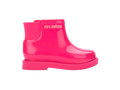 Mini Melissa Chelsea Boot II BB Pembe Çocuk Bot – Yan görünüm, ikonik Mini Melissa logosu, modern pembe Chelsea bot stili, EVA tabanlı konforlu adımlar