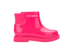 Mini Melissa Chelsea Boot II BB Pembe Çocuk Bot – Yan görünüm, ikonik Mini Melissa logosu, modern pembe Chelsea bot stili, EVA tabanlı konforlu adımlar