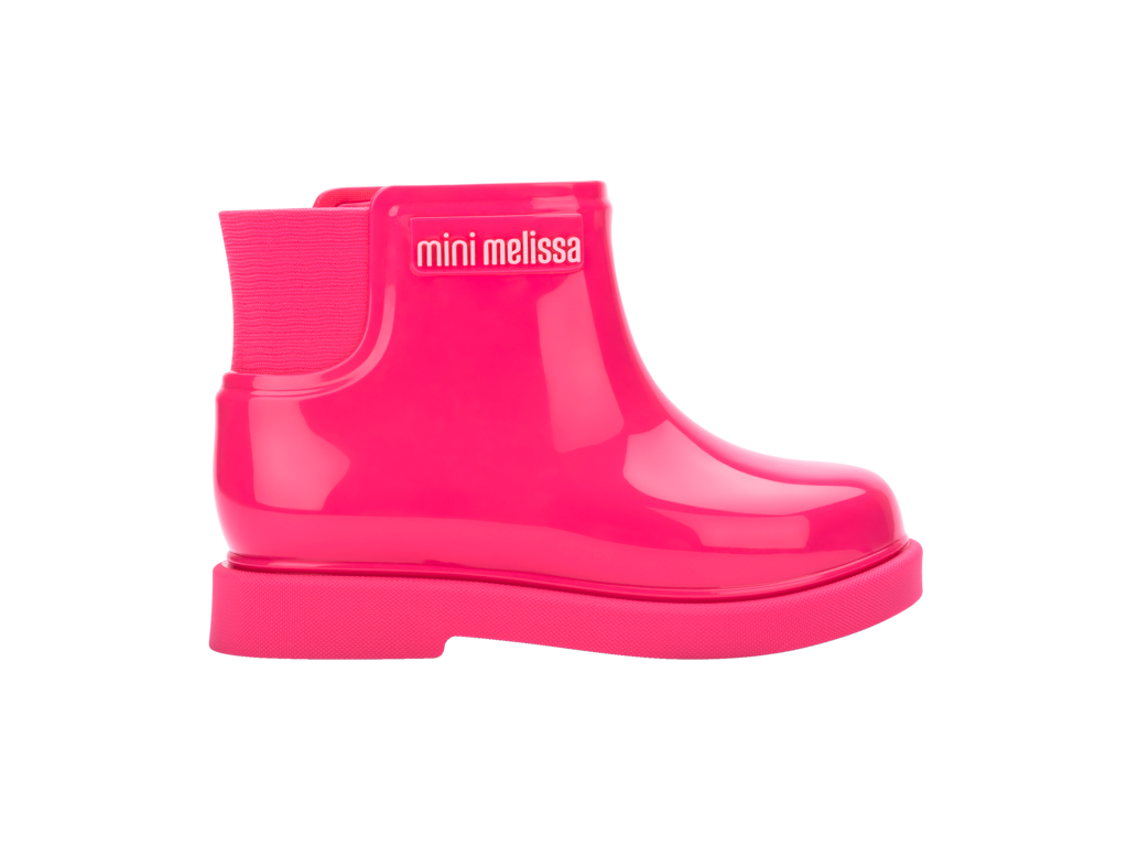 Mini Melissa Chelsea Boot II BB Pembe Çocuk Bot – Yan görünüm, ikonik Mini Melissa logosu, modern pembe Chelsea bot stili, EVA tabanlı konforlu adımlar