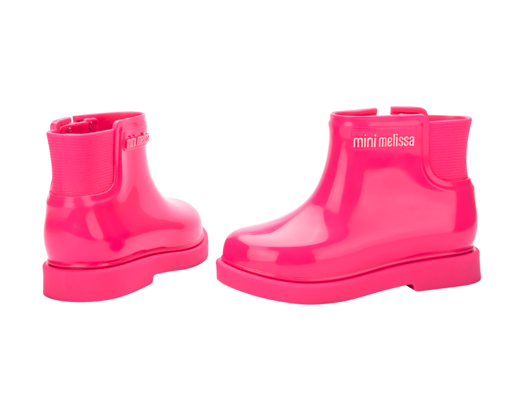 Mini Melissa Chelsea Boot II BB Pembe Çocuk Bot – Arka çapraz çift görünüm, parlak pembe rengin şık yansıması, su geçirmez bot tasarımı, çocuk kombinlerine enerji katan stil
