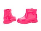 Mini Melissa Chelsea Boot II BB Pembe Çocuk Bot – Arka çapraz çift görünüm, parlak pembe rengin şık yansıması, su geçirmez bot tasarımı, çocuk kombinlerine enerji katan stil