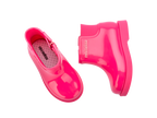 Mini Melissa Chelsea Boot II BB Pembe Çocuk Bot – Üstten ve yandan görünüm, parlak pembe renk, fermuarlı Chelsea bot, su geçirmez ve kolay giyilebilir tasarım