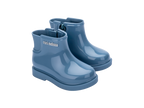 Mini Melissa Chelsea Boot II BB mavi çocuk bot – çift görünüm, parlak mavi yüzey ve fermuarlı yan detay, modern ve şık tasarım.
