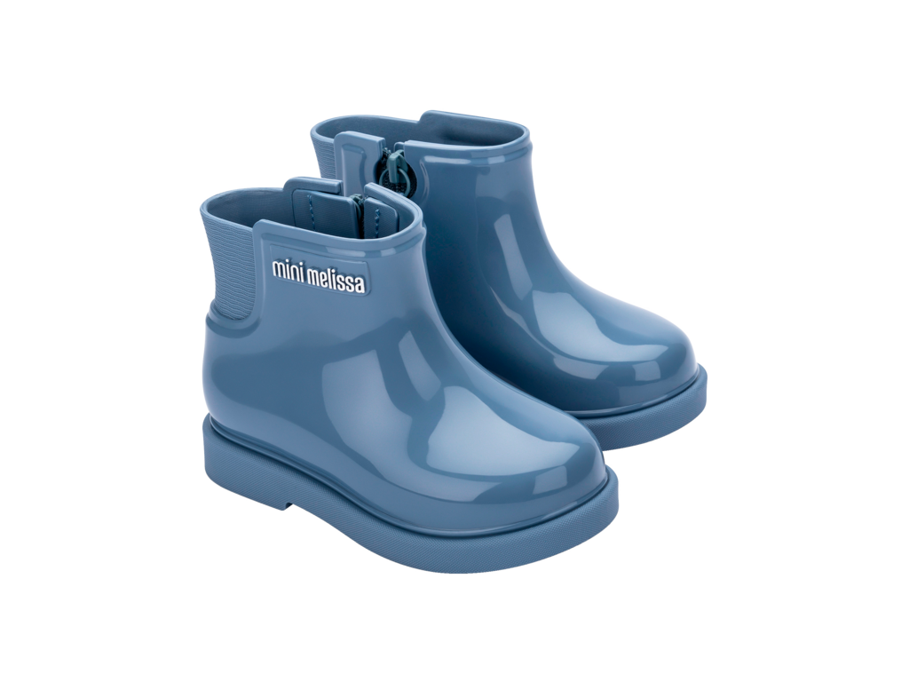 Mini Melissa Chelsea Boot II BB mavi çocuk bot – çift görünüm, parlak mavi yüzey ve fermuarlı yan detay, modern ve şık tasarım.