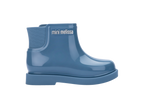 Mini Melissa Chelsea Boot II BB mavi çocuk bot – yan görünüm, Mini Melissa logosu ve elastik arka detay, hem şık hem dayanıklı.