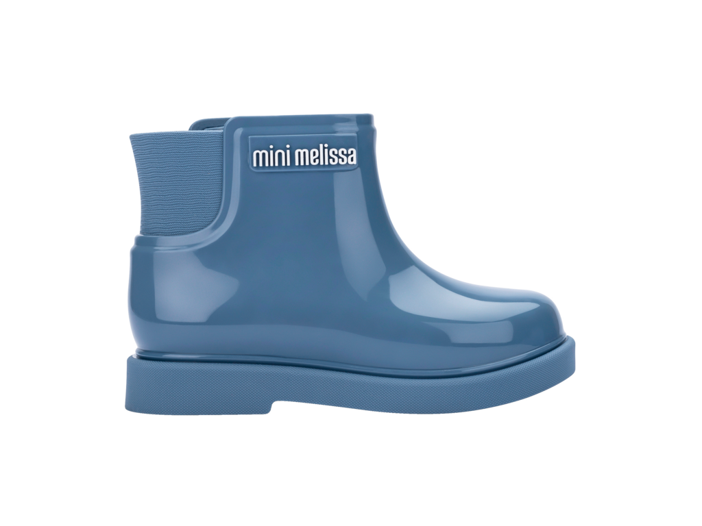 Mini Melissa Chelsea Boot II BB mavi çocuk bot – yan görünüm, Mini Melissa logosu ve elastik arka detay, hem şık hem dayanıklı.