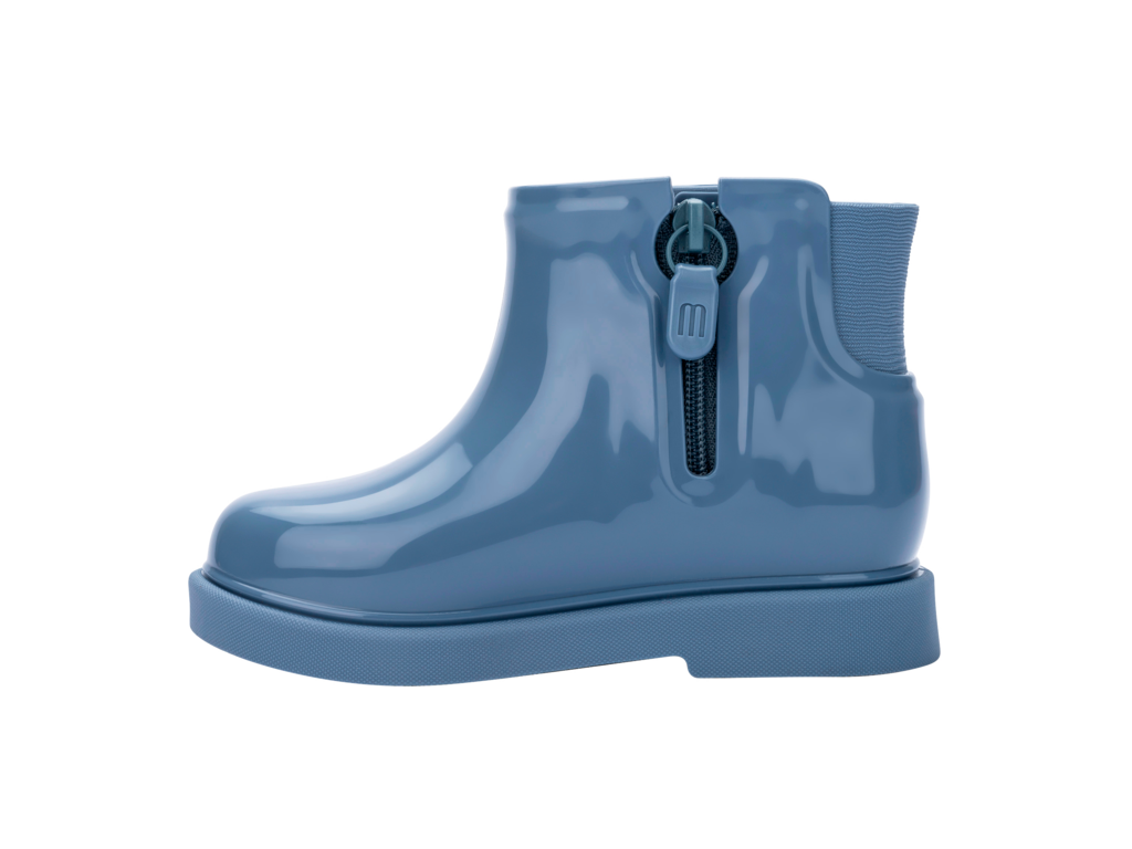 Mini Melissa Chelsea Boot II BB mavi çocuk bot – fermuarlı yan görünüm, çocukların kolayca giyip çıkarabilmesi için tasarlanmış pratik model.