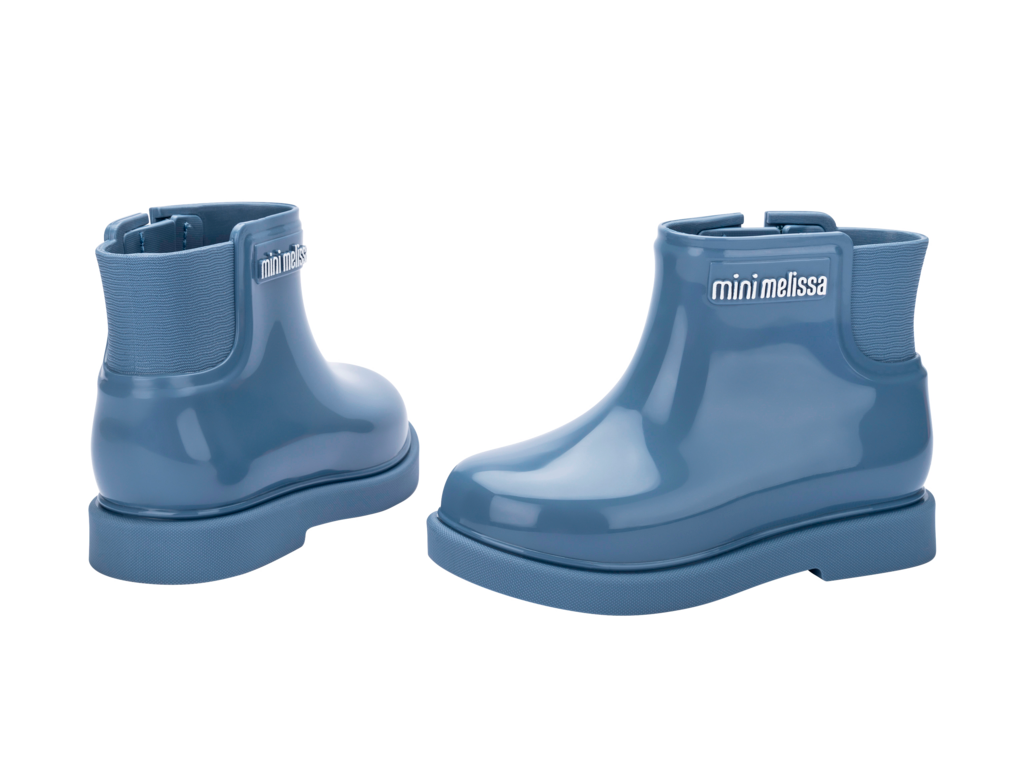 Mini Melissa Chelsea Boot II BB mavi çocuk bot – arkadan ve önden açılı görünüm, zamansız Chelsea bot stili ve EVA tabanlı konforlu yapı.