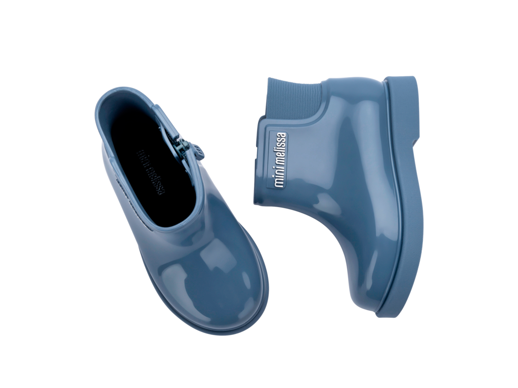 Mini Melissa Chelsea Boot II BB mavi çocuk bot – üstten görünüm, fermuarlı pratik tasarım, su geçirmez ve kolay giyilebilir, günlük kullanım için ideal.