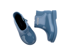 Mini Melissa Chelsea Boot II BB mavi çocuk bot – üstten görünüm, fermuarlı pratik tasarım, su geçirmez ve kolay giyilebilir, günlük kullanım için ideal.