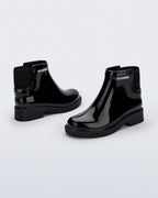 Siyah Mini Melissa Chelsea Boot II çocuk çifti üstten açıyla; örgü bilek manşeti net şekilde öne çıkıyor.