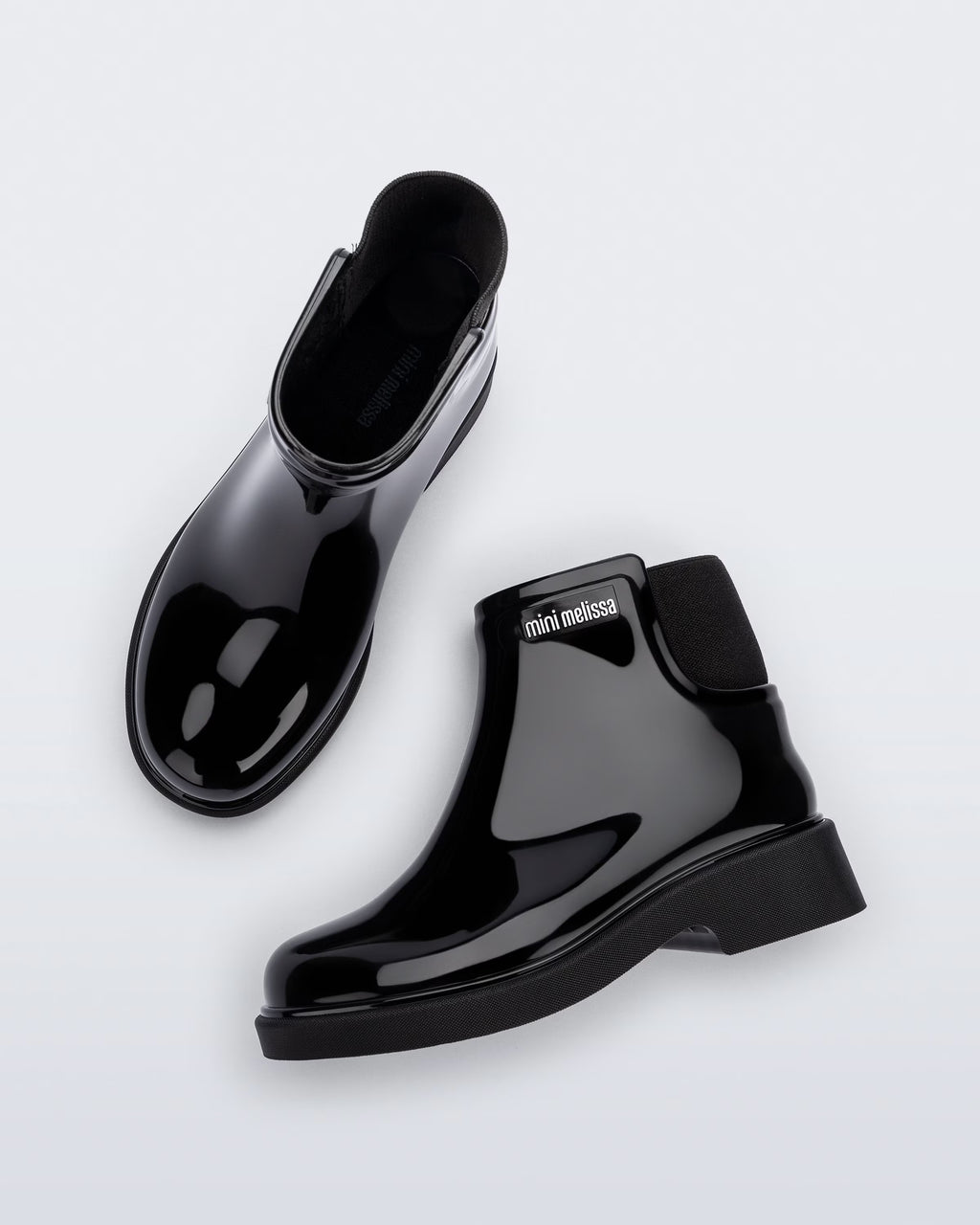 Mini Melissa Chelsea Boot II çocuk botun elastik panel ve taban detayı yakın planda görünüyor.