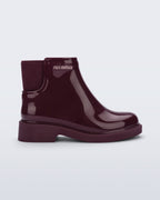 Mini Melissa Chelsea Boot II bordo çocuk botu, parlak yüzeyi ve elastik yan panel detayıyla yan açıdan görünüyor.
