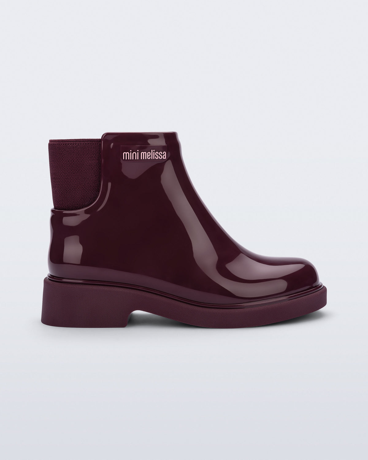 Mini Melissa Chelsea Boot II bordo çocuk botu, parlak yüzeyi ve elastik yan panel detayıyla yan açıdan görünüyor.