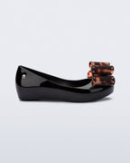 Mini Melissa Ultragirl Classic Bow Kids parlak siyah renkli tortoise fiyonk aplikeli kız çocuk babeti profilden görünüm