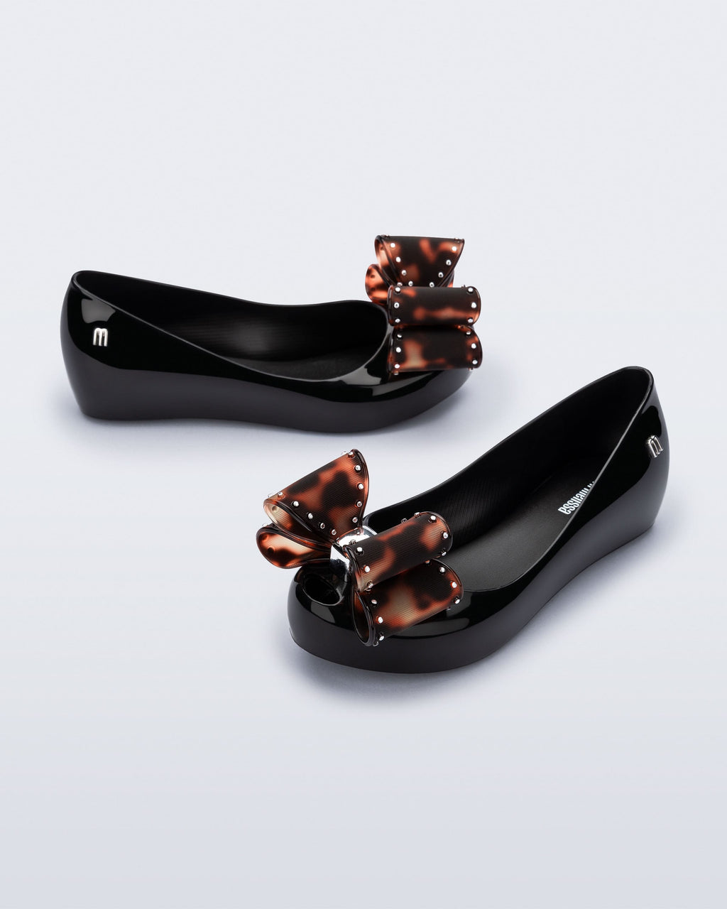 Siyah Mini Melissa babet üzerinde büyük tortoise (kaplumbağa) desenli fiyonk aplike detayı