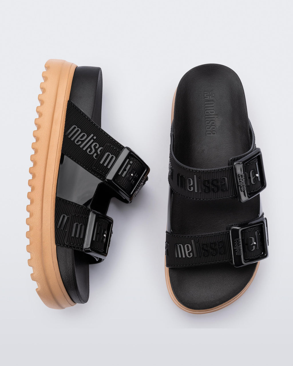 Logolu geniş bantları ve dokulu EVA iç tabanıyla Melissa Cozy M-Lover siyah kadın platform terlik üstten görünüm