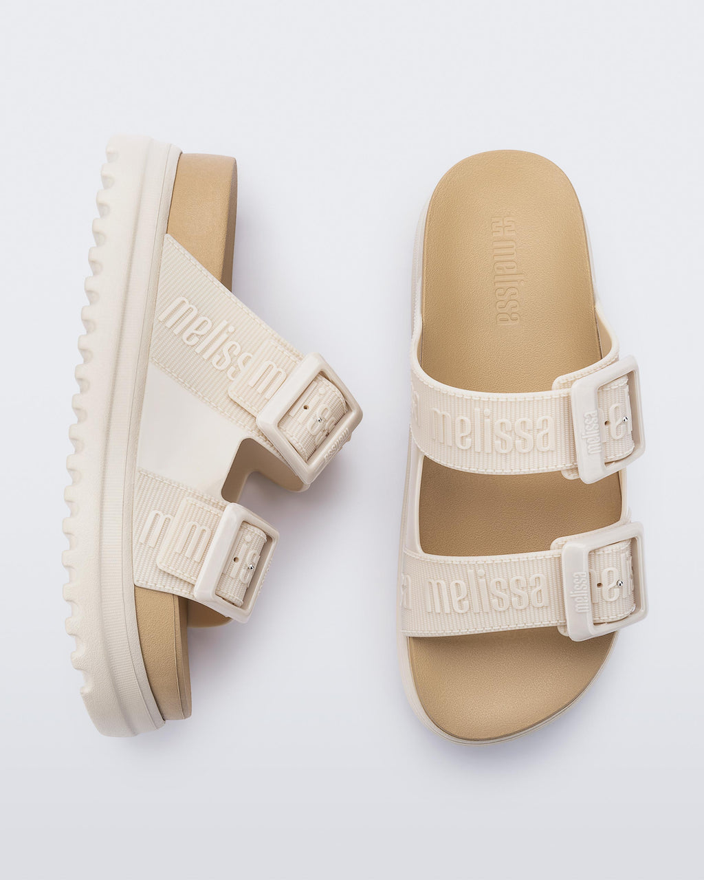 Melissa Cozy M-Lover Platform kadın bej sandalet – çift bantlı logo detaylı platform form perspektif çalışması.