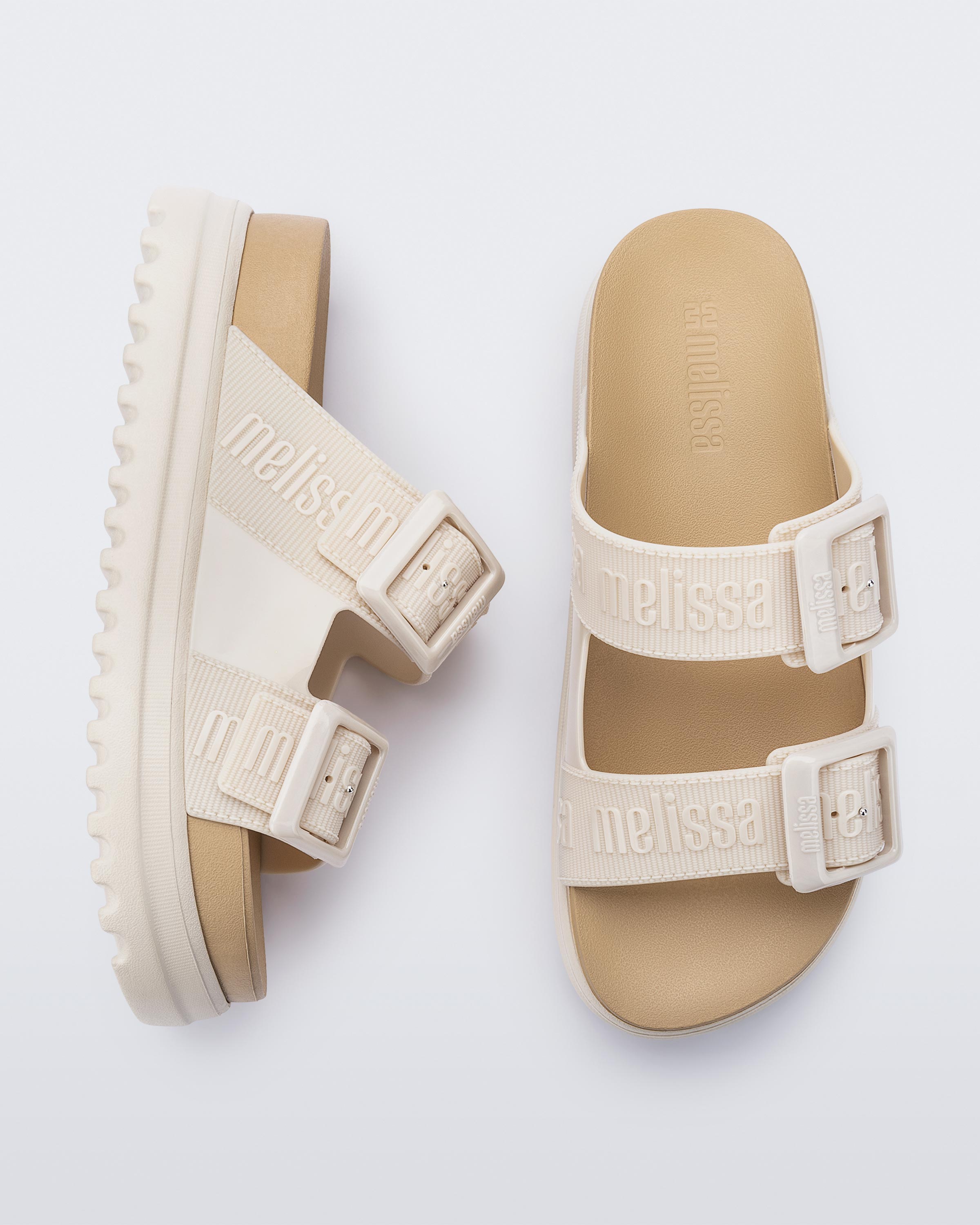 Melissa Cozy M-Lover Platform kadın bej sandalet – çift bantlı logo detaylı platform form perspektif çalışması.